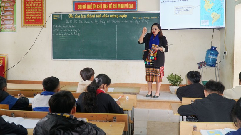Giờ học của cô trò Trường Phổ thông DTBT THCS Xá Lượng, huyện Tương Dương, Nghệ An. Ảnh: TD
