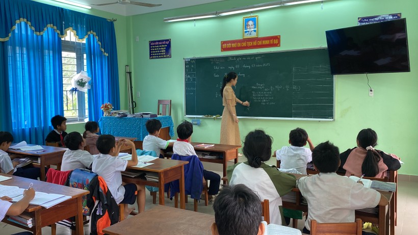 Cô Như Ngọc trong một tiết dạy tại Trường Tiểu học xã Hòa Bắc. 