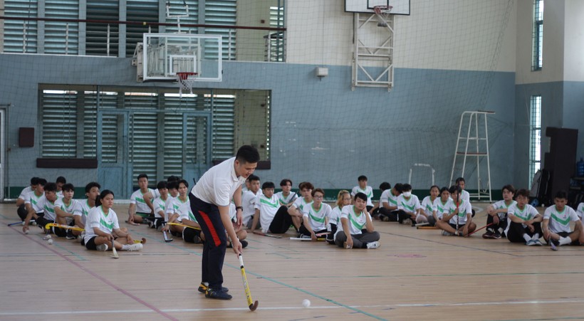 Giảng viên Trường ĐH Thể dục Thể thao TP Hồ Chí Minh đang hướng dẫn sinh viên chơi môn khúc côn cầu. Ảnh: Anh Tú