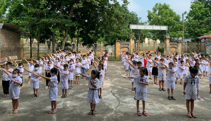 Màn thể dục giữa giờ của học sinh Trường Tiểu học Thượng Ấm (Sơn Dương, Tuyên Quang). Ảnh: NTCC