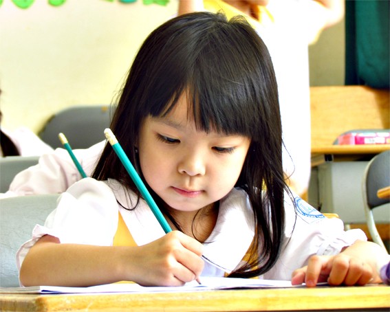 Cha mẹ có thể cho trẻ làm quen với nét chữ, cách cầm bút… Ảnh minh họa.