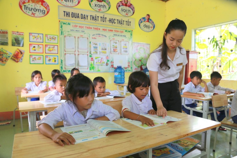 Cô giáo Nguyễn Thị Tân Diện cũng di chuyển nhiều điểm để dạy học.
