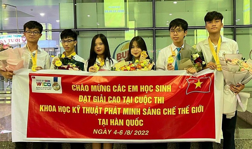 Nhờ khả năng tiếng Anh tốt, học sinh Trường THPT chuyên Hoàng Văn Thụ (Hòa Bình) đạt giải cao tại cuộc thi phát minh sáng chế thế giới WICO. 