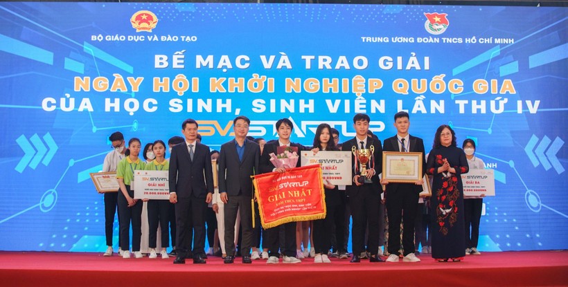 Thứ trưởng Bộ GD&ĐT Ngô Thị Minh (ngoài cùng bên phải) và đại diện Ban tổ chức trao giải Nhất học sinh tại Cuộc thi “HSSV với ý tưởng khởi nghiệp” năm 2022. Ảnh: BTC