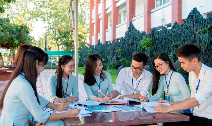 Trường ĐH Gia Định (TP Hồ Chí Minh) tư vấn tuyển sinh, hướng nghiệp cho thí sinh. Ảnh: NTCC