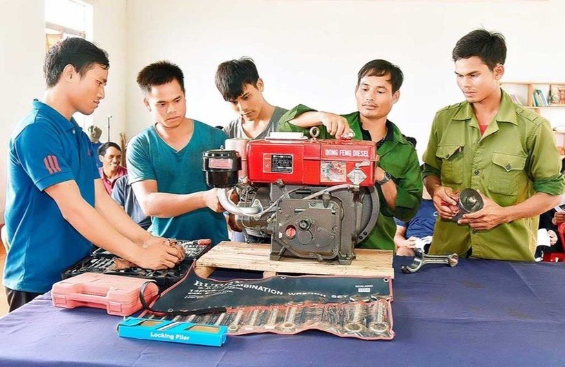 Người dân xã HNol (huyện Đak Đoa, tỉnh Gia Lai) học nghề sửa chữa máy nổ và máy cày công suất nhỏ. Ảnh: Đức Thụy