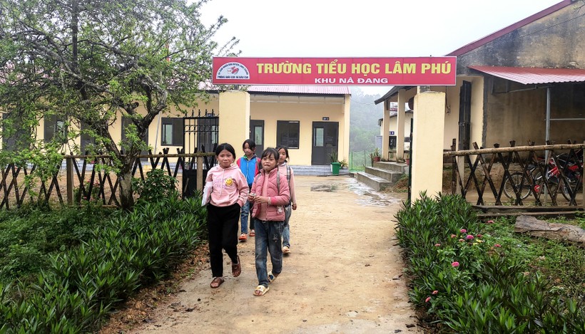 Học sinh ở bản Nà Đang, xã Lâm Phú, huyện Lang Chánh (Thanh Hóa) sau giờ tan trường.
