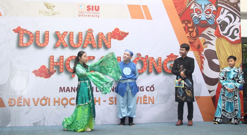Học sinh Trường THCS Nguyễn Du (Quận 1, TPHCM) được mặc trang phục và dạy diễn xuất trước khi lên sân khấu.