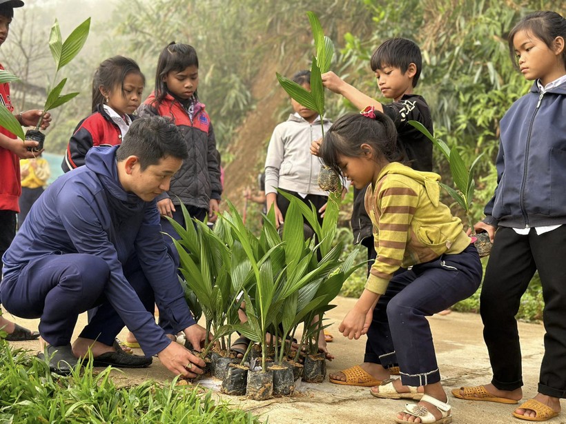 Học sinh Trường Phổ thông Dân tộc Bán trú Tiểu học Trà Tập (Nam Trà My, Quảng Nam) tham gia phong trào Tết trồng cây đời đời nhớ ơn Bác Hồ. 