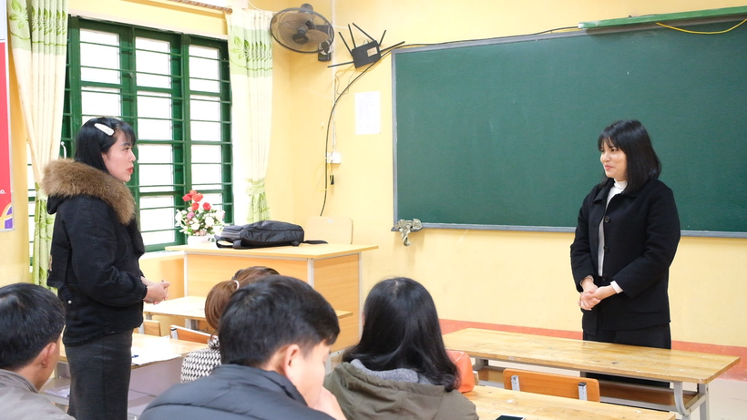 Trao đổi giữa giáo viên Trường THPT chuyên Lào Cai và giáo viên các trường trên địa bàn huyện Mường Khương. Ảnh: NTCC