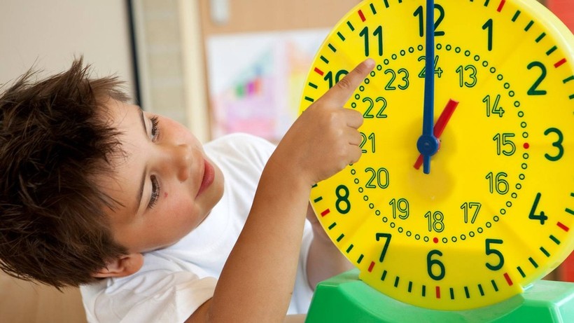 Cha mẹ cần hướng dẫn để trẻ tự giác thức dậy đúng giờ. Ảnh minh họa.