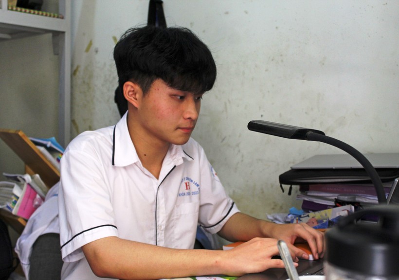 Phạm Tuấn Kiên học bài tại khu nội trú, Trường THPT chuyên Lam Sơn. Ảnh: L.T