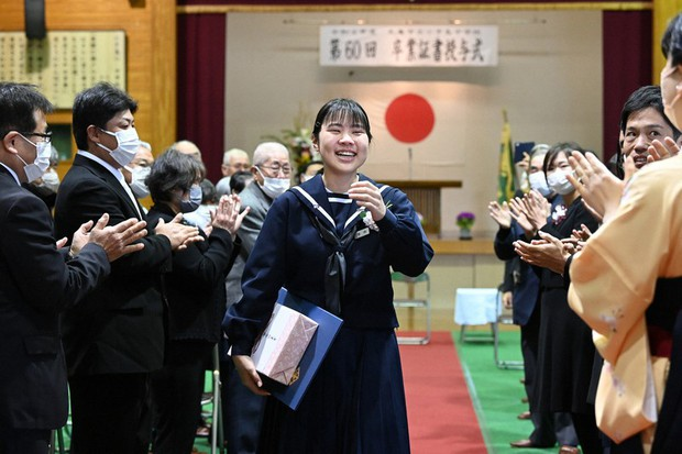 Akino Imanaka hạnh phúc trong lễ tốt nghiệp của cô tại trường trung học cơ sở Oteshima ở Marugame, tỉnh Kagawa. Ảnh: Mainichi