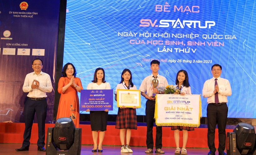 Thứ trưởng Bộ GD&ĐT Ngô Thị Minh (thứ 2 từ trái qua) trao giải Nhất khối học sinh phổ thông cho dự án “Vật liệu gốm nhẹ không nung từ nguồn phế phẩm vỏ hàu và trấu”.