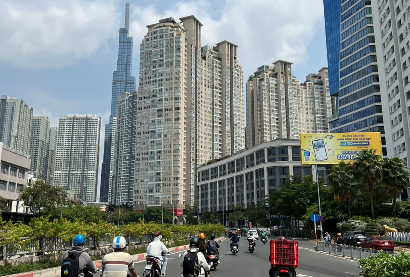 Mật độ chung cư dày đặc trên trục đường Nguyễn Hữu Cảnh, quận Bình Thạnh không chỉ gia tăng áp lực lên hạ tầng giao thông, mà còn khiến trường lớp khu vực quá tải.