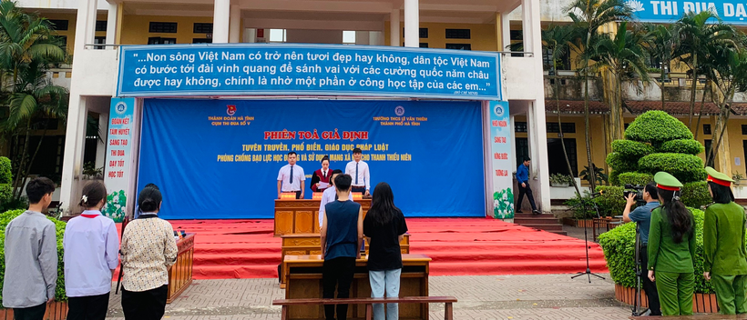 “Phiên tòa giả định” tại Trường THCS Lê Văn Thiêm (TP Hà Tĩnh).