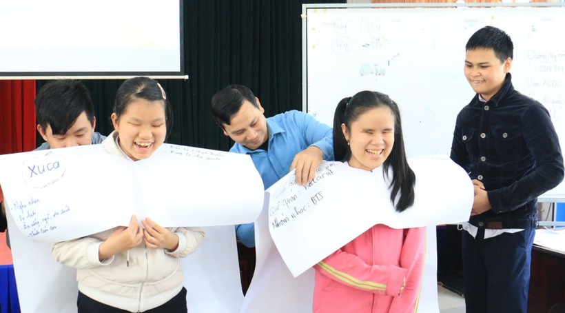 Học sinh khiếm thị Trung tâm Hỗ trợ phát triển giáo dục hòa nhập Đà Nẵng tham gia buổi tập huấn an toàn trên không gian mạng. Ảnh: Viện ACDC 