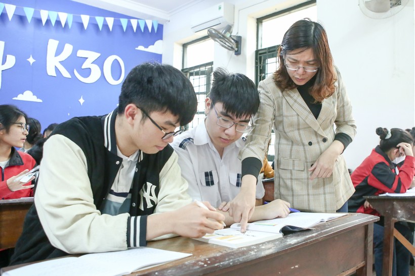 Nguyễn Hữu Hoàn (giữa) trong lớp học.