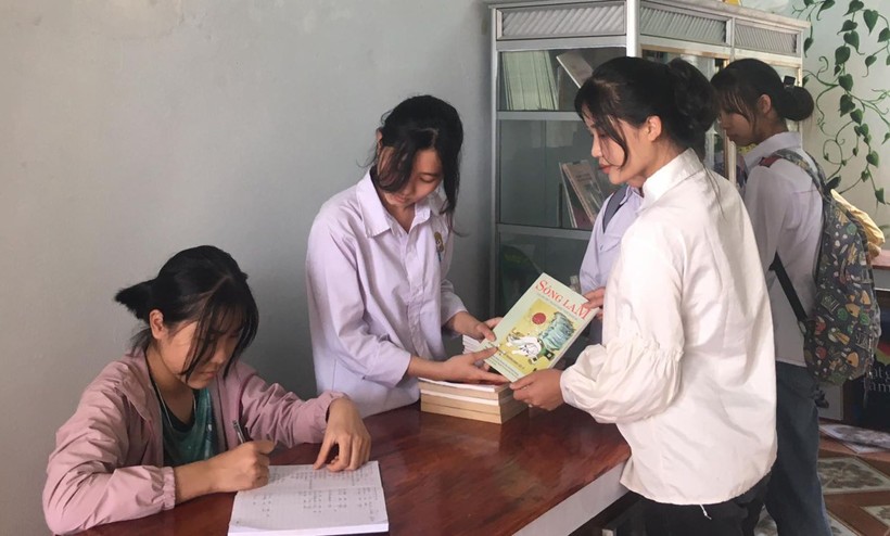 Học sinh Trường THPT Nghi Lộc 2, Nghệ An mượn sách tại phòng đọc. Ảnh: Nguyễn Phú Hòa