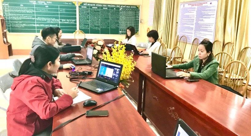 Trường THCS Huống Thượng (TP Thái Nguyên) tập huấn sử dụng học bạ điện tử. Ảnh: INT