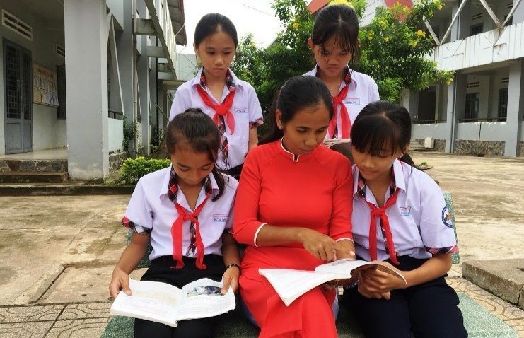 Cô Ka Mai, giáo viên Trường PTDT Nội trú liên huyện Tân Phú - Định Quán, tỉnh Đồng Nai, giảng bài cho các em học sinh. Ảnh: NVCC