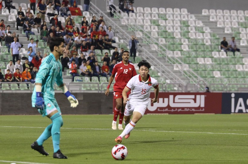 U23 Việt Nam (áo sáng) trong trận gặp U23 UAE tại Doha Cup.
