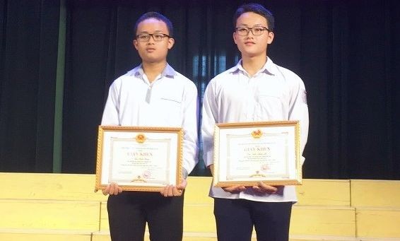 Trần Minh An (bên phải) và Trần Minh Hoàng vừa xuất sắc giành giải cao tại kỳ thi học sinh giỏi quốc gia năm học 2022 - 2023. Ảnh: NVCC