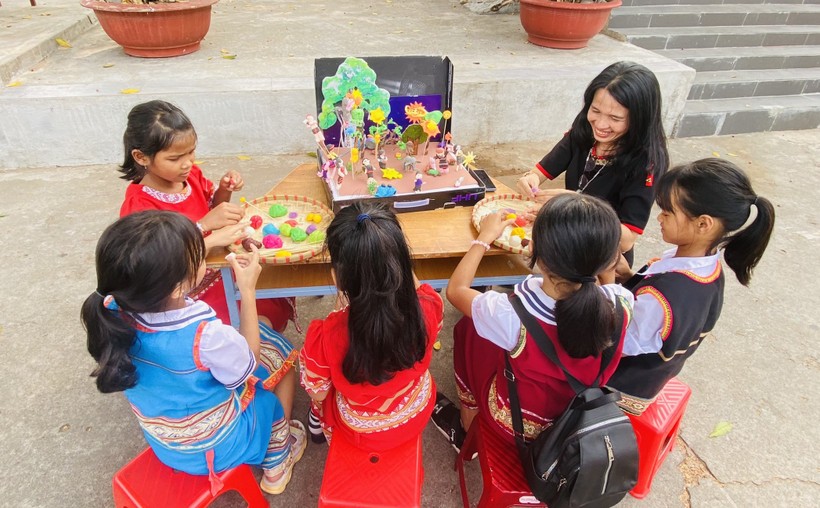Bà Huỳnh Thị Thu Vân - Trưởng phòng Giáo dục Mầm non - Tiểu học, Sở GD&ĐT Kon Tum trải nghiệm nặn tò he cùng học sinh.