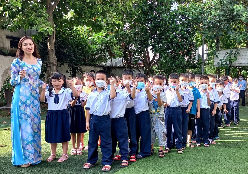 Học sinh lớp 1, Trường Tiểu học Lê Văn Việt, TP Thủ Đức, TPHCM trong ngày tựu trường năm học 2022 - 2023.