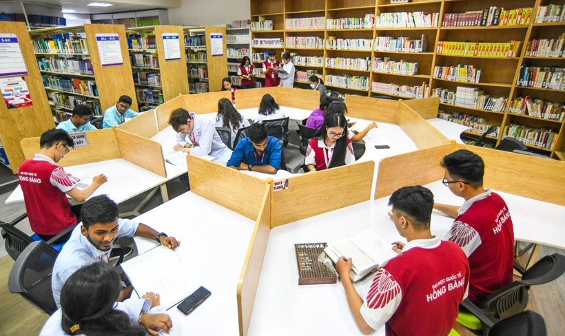 Sinh viên Trường ĐH Quốc tế Hồng Bàng trong giờ học trên thư viện.