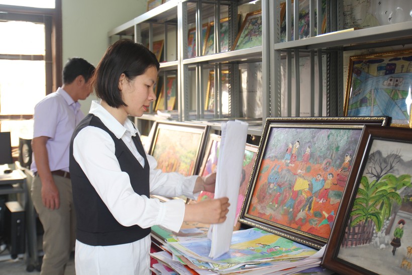 Nhân viên Thư viện tỉnh Lai Châu sắp xếp các tác phẩm đoạt giải tại Cuộc thi “Vẽ tranh theo sách”.