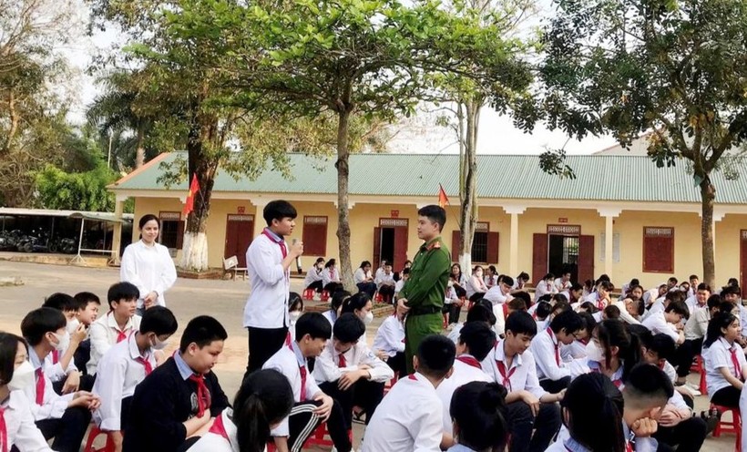 Trường THCS Quang Tiến (thị xã Thái Hòa, Nghệ An) mời Công an thị xã về tuyên truyền phòng tránh đuối nước cho học sinh. Ảnh: NTCC