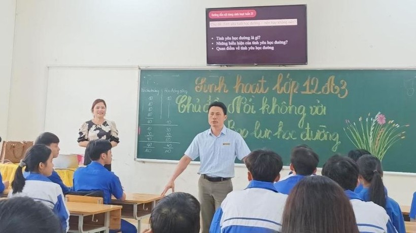 Giáo viên dự giờ một buổi sinh hoạt lớp và chia sẻ với học sinh về vấn đề bạo lực học đường.