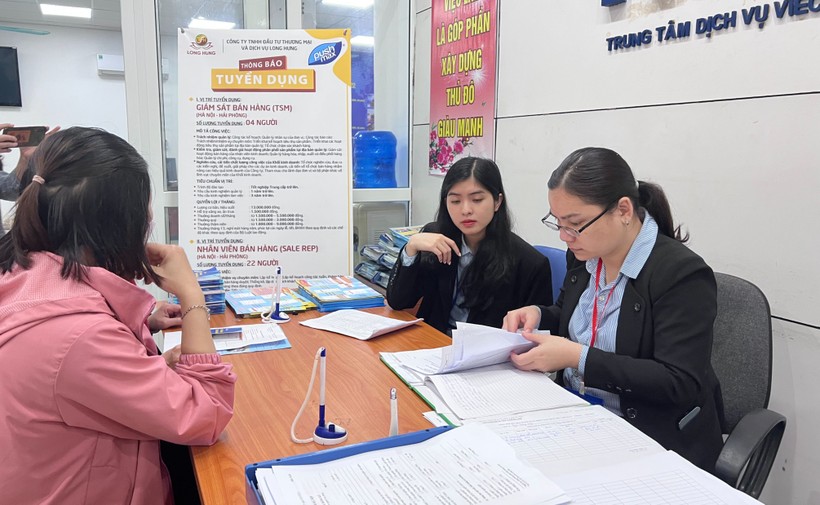 Lao động tìm kiếm việc làm tại Trung tâm Dịch vụ việc làm Hà Nội. 