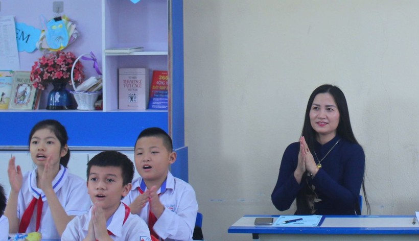 Cô giáo Lê Thị Mai Lan, Bí thư Chi bộ, Hiệu trưởng Trường Tiểu học Cổ Dũng, huyện Kim Thành (Hải Dương).