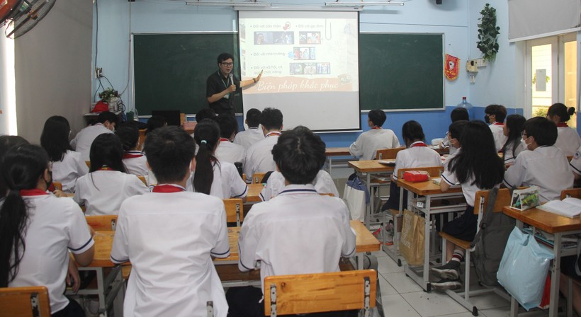 Giáo viên Trường THCS Nguyễn Du (Quận 1) tăng tốc ôn tập cho học sinh khối 9.