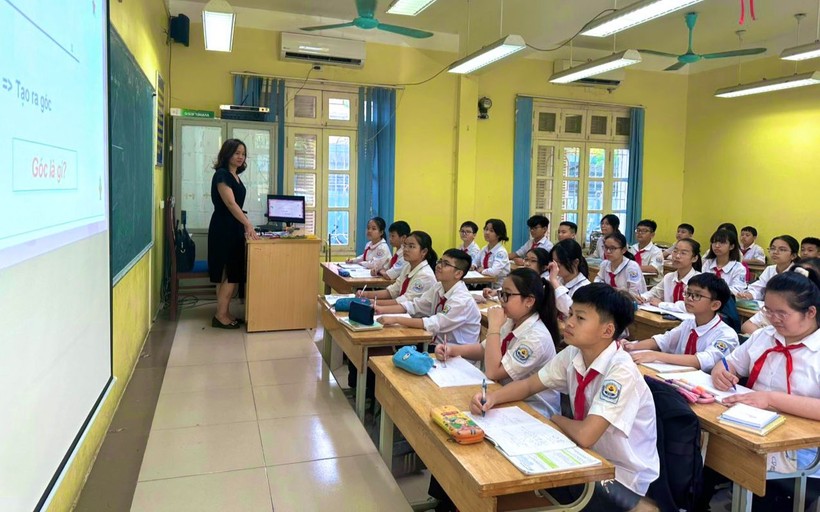 Cô trò Trường THCS Ái Mộ (Long Biên, Hà Nội) dạy - học nghiêm túc sau thi học kỳ II.