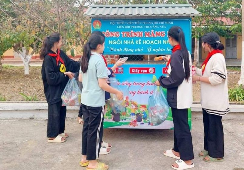 Mô hình thu gom rác thải nhựa của học sinh Trường THCS Ẳng Nưa, huyện Mường Ảng (Điện Biên).