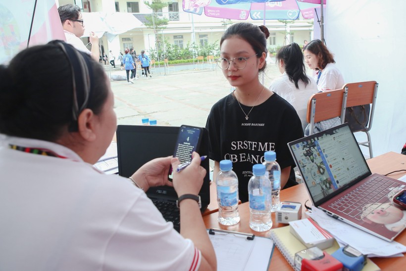 Sinh viên tìm việc tại một ngày hội việc làm ở Hà Nội.