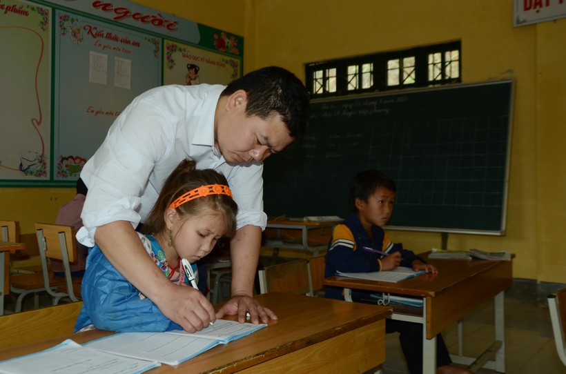 Giáo viên Trường PTDTBT Tiểu học - THCS Tênh Phông luyện chữ cho học sinh.