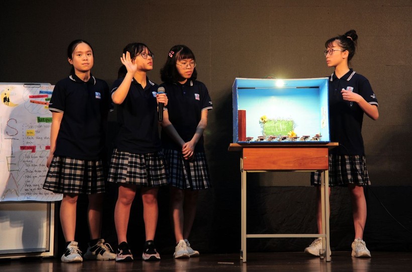 Hệ thống đèn phát sáng điều khiển từ xa bằng Bluetooth do học sinh Trường THCS & THPT Nguyễn Siêu thực hiện được giới thiệu tại Ngày hội STEAM. Ảnh: NTCC