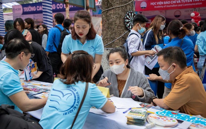 Thí sinh tìm hiểu về các ngành đào tạo của Học viện Phụ nữ Việt Nam tại Ngày hội tư vấn tuyển sinh, hướng nghiệp năm 2023. Ảnh: NTCC