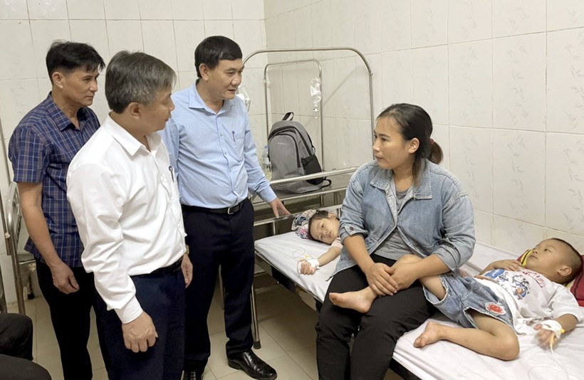 Đại diện Sở GD&ĐT Nghệ An thăm hỏi, động viên tinh thần các cháu Trường Mầm non Thuận Sơn (Đô Lương) tại bệnh viện.