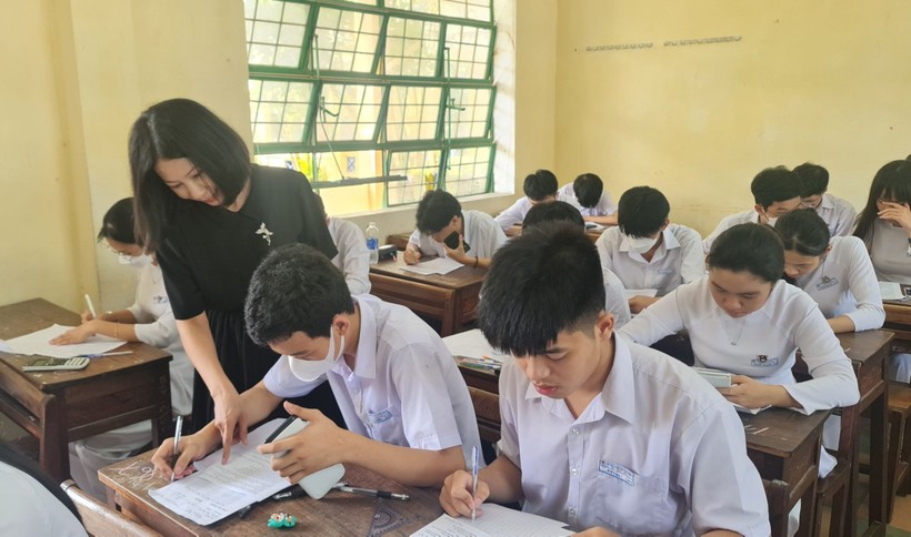 Học sinh lớp 12 Trường THPT Nguyễn Trãi (Đà Nẵng) ôn tập thi tốt nghiệp THPT. 