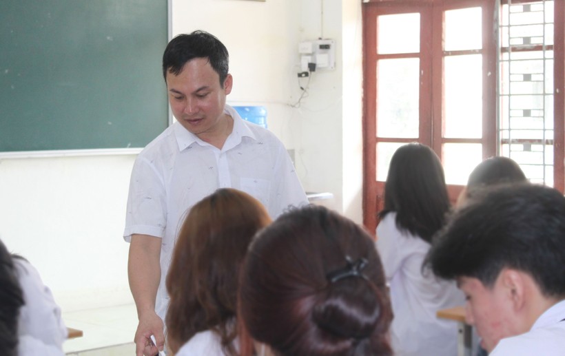 Thầy Tuyên trong giờ giảng dạy môn Địa lý, Trường THPT chuyên Lam Sơn. 