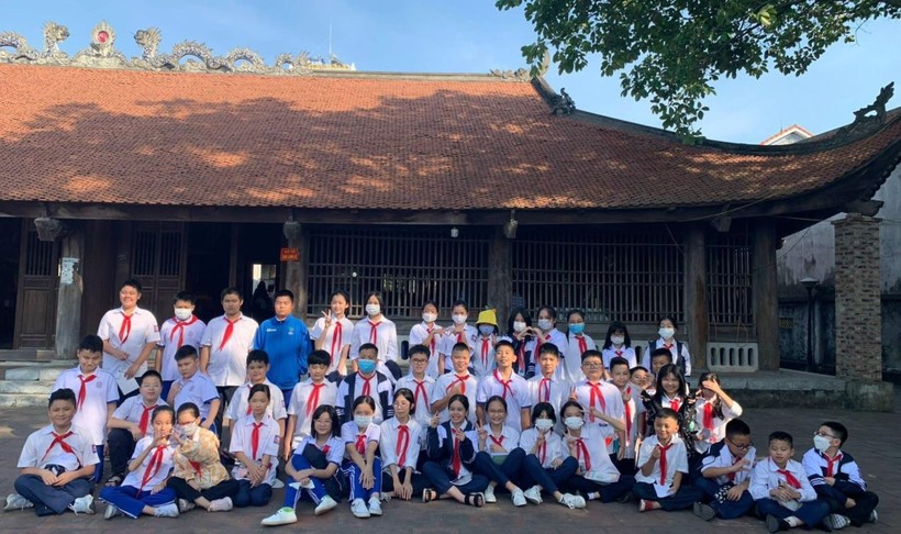 Học sinh Trường THCS Gia Thụy đi trải nghiệm và học về lịch sử địa phương tại đình Lệ Mật, phường Việt Hưng.