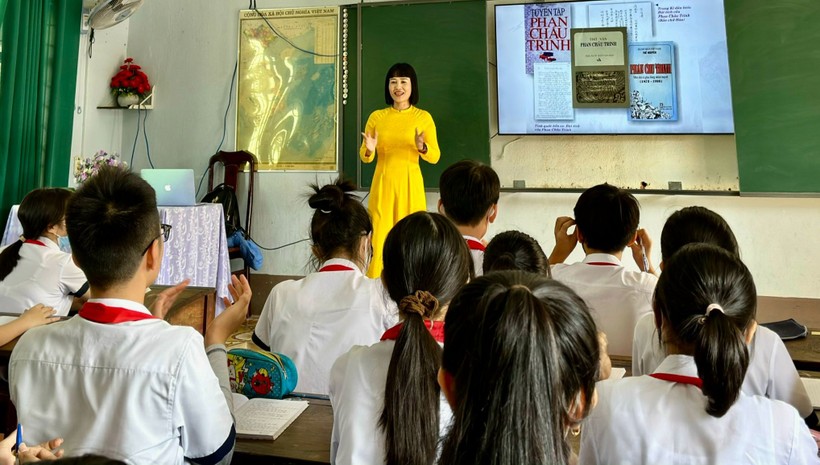 Cô Nguyễn Ngọc Thuý, Trường THCS Phan Chu Trinh (TP. Buôn Ma Thuột, Đắk Lắk) và học trò trong giờ Ngữ văn. Ảnh: NVCC 