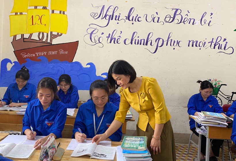 Cô trò Trường THPT DTNT tỉnh Lạng Sơn. Ảnh: Ngô Chuyên