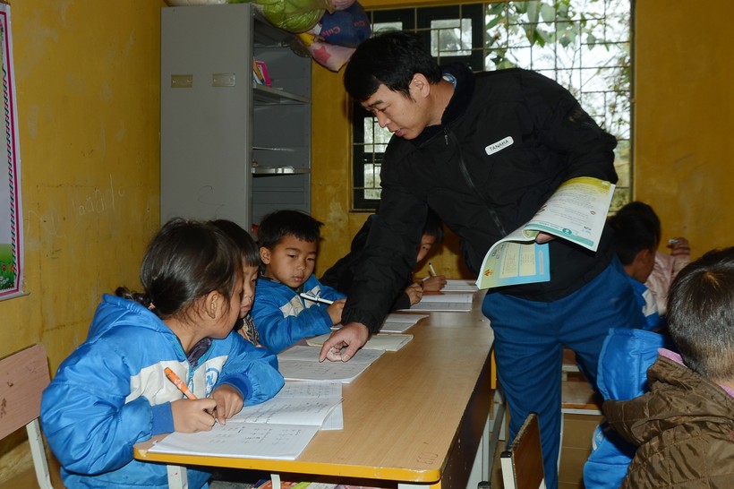 Giáo viên Trường PTDTBT Tiểu học Huổi Lếch, huyện Mường Nhé hướng dẫn học sinh luyện chữ.