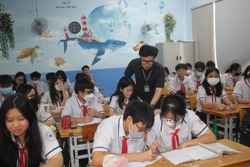 Giờ ôn tập của học sinh lớp 9, Trường THCS Nguyễn Du (Quận 1, TPHCM).